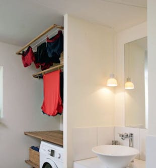 Seinien ja kalusteiden maalaus märkätilalevy